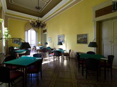 ...e tavoli da gioco, si riuniscono qui per trascorrere le serate